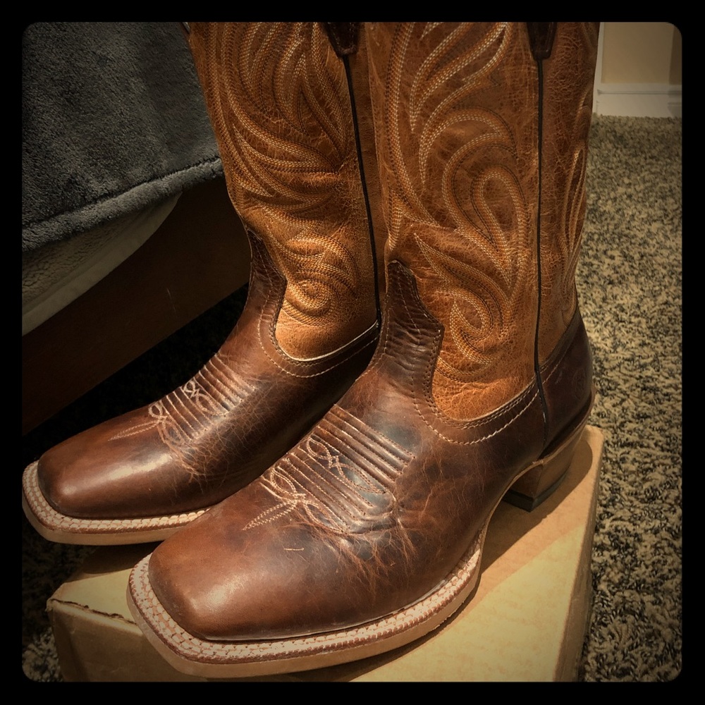 Size 9D Ariat boots